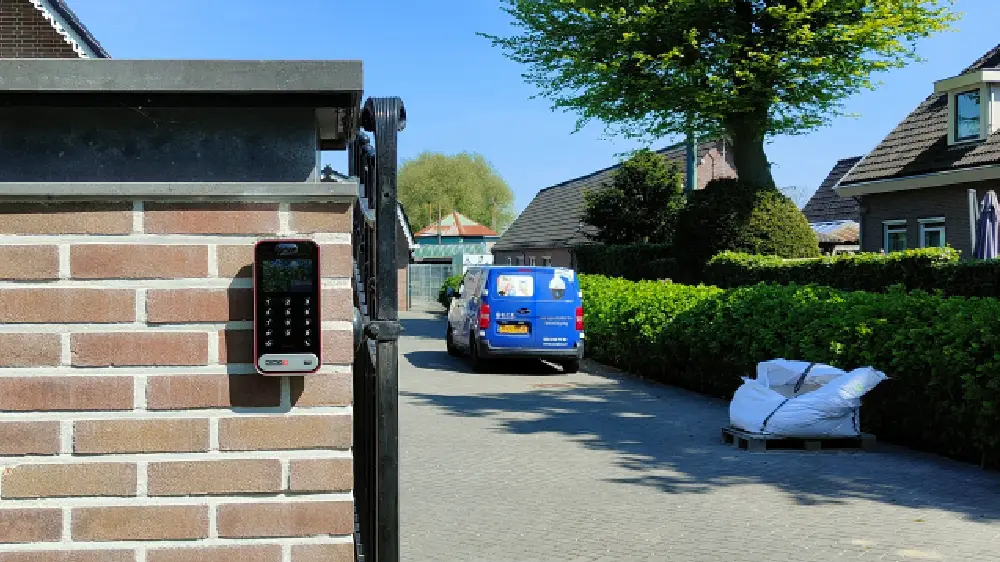 Intercom systeem laten installeren.