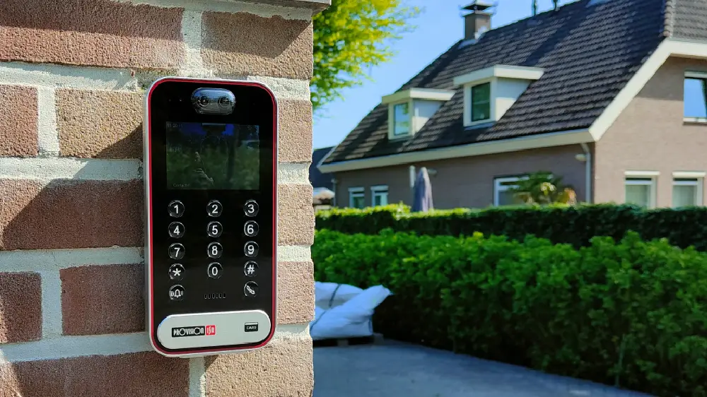 Video intercom op paal.