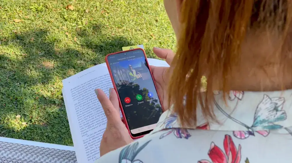 Live beeld van videodeurbel op smartphone.